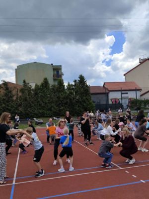Wsp&oacute;lna rozgrzewka przed rozpoczęciem sportowych zmagań.
