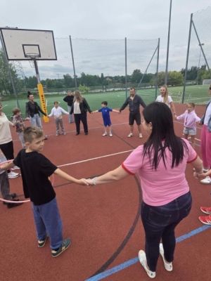 Rozgrywki sportowe z udziałem rodziców i dzieci.