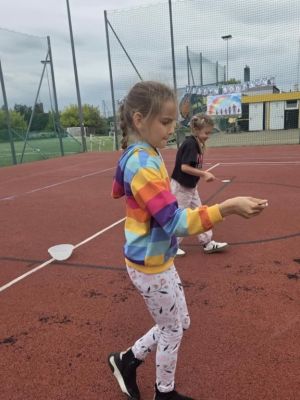 rozgrywki sportowe z udziałem rodziców i dzieci.