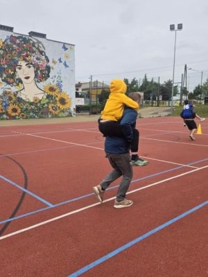 Rozgrywki sportowe z udziałem rodziców i dzieci.