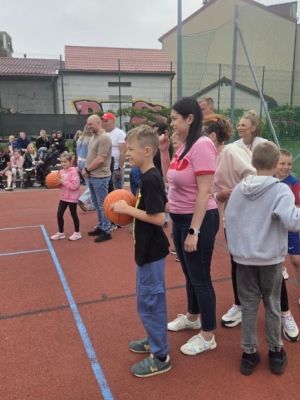 Rozgrywki sportowe z udziałem rodziców i dzieci.