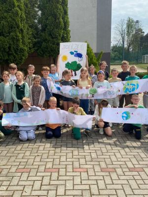 Uczniowie klas drugich prezentują plakaty zwiazane z Dniem Ziemi