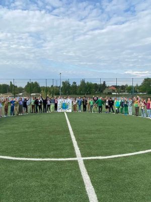 Uczniowie klas pierwszych prezentuja plakaty zwiazane z Dniem Ziemi