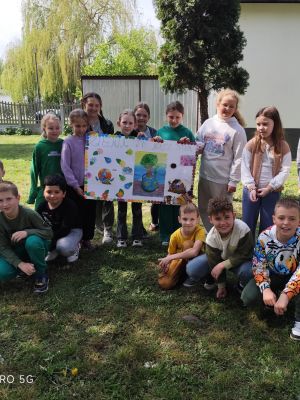 Uczniowie klas trzecich prezentują plakaty zwiazane z Dniem Ziemi 