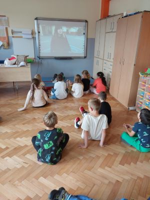 wsp&oacute;lnie oglądamy filmy