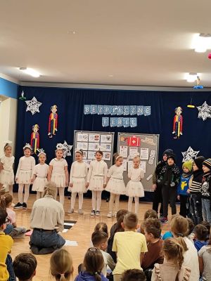 Uczniowie podczas przedstawienia Bezpieczne ferie