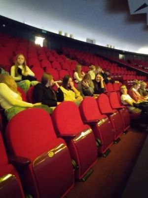 W oczekiwaniu na rozpoczęcie wydarzenia w Teatrze Wielkim w Łodzi