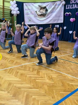 Taniec uczni&oacute;w klasy 2b.