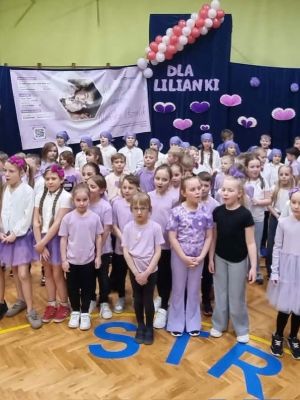 Uczniowie wszystkich klas śpiewają piosenkę o pomaganiu innym.