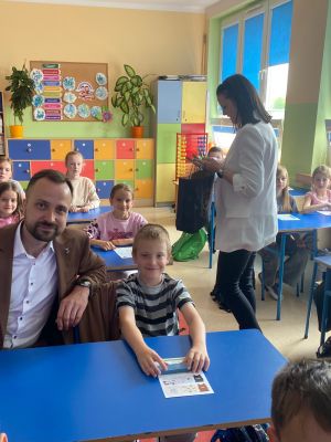 Burmistrz Strykowa, pan Piotr Ślęzak, gościem na lekcji w klasie 2a