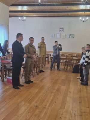Uroczystego przywitania wszystkich uczestnik&oacute;w Gminnych Eliminacji Turnieju &bdquo;Młodzież Zapobiega Pożarom&rdquo; dokonał Zastępca Burmistrza, Adam Kaźmierczak.