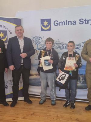 Tomasz i Jakub z nagrodami oraz pucharami za zajęcie I i II miejsca w turnieju.