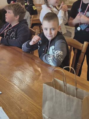 Jakub wie, że odpowiednia postawa to klucz do sukcesu.Uczeń przed II etapem turnieju.