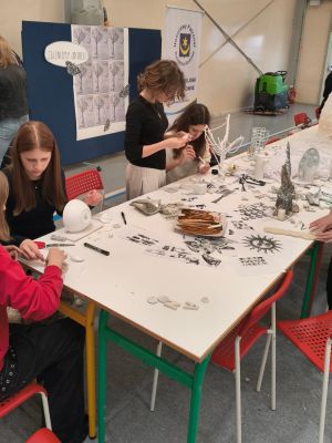 Tworzenie pracy artystycznej.