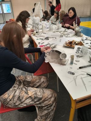 Tworzenie pracy artystycznej.