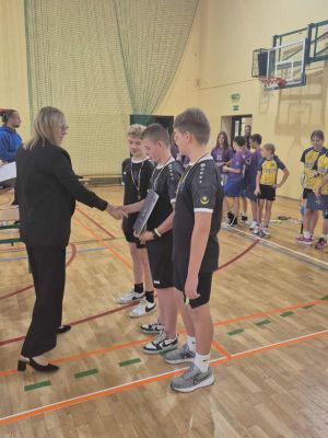 Dyplomy i medale za udział oraz osiągnięcia w zawodach zostały wręczone przez Panią Dyrektor Szkoły Podstawowej w Dobrej