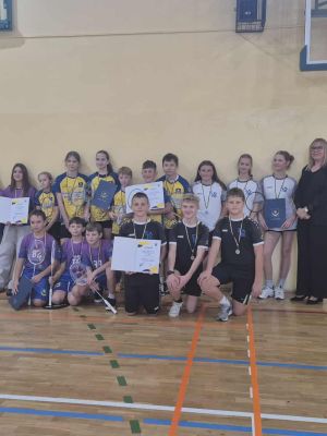 Reprezentacje szk&oacute;ł biorące udział w gminnych zawodach w badmintonie.
