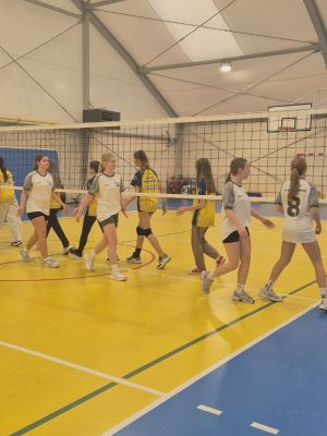 Sportowa klasa. Nasze dziewczęta i rywalki z Bratoszewic dziękują sobie po meczu.
