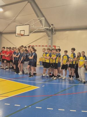 Oficjalne przywitanie drużyn przed startem rozgrywek.