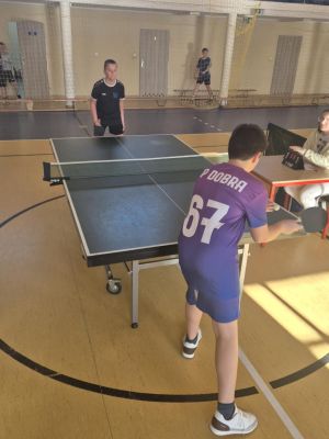 Aleksander kontra zawodnik z SP Dobra w sportowej walce fair play.