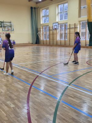 Zawodniczka Natalia z naszej szkoły w pojedynku z rywalką ze Szkoły Podstawowej w Dobrej.