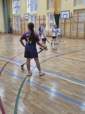 Rozgrywka dziewcząt z SP 2 Stryk&oacute;w przeciwko drużynie dziewcząt ze Szkoły Podstawowej w Dobrej.