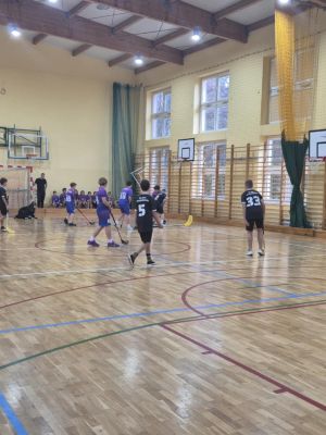 Mecz chłopc&oacute;w z SP 2 Stryk&oacute;w przeciwko drużynie chłopc&oacute;w ze Szkoły Podstawowej w Dobrej