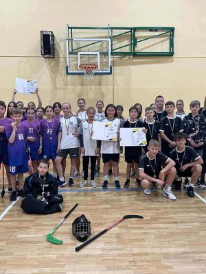 Reprezentanci drużyn biorących udział w gminnych zawodach w unihokeja.