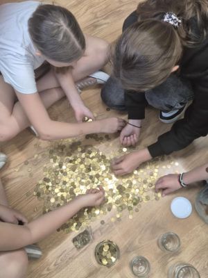 Podczas rozdzielania monet dziewczęta wykazywały się dużą współpracą i koleżeństwem.