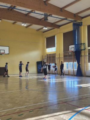 Mecz pomiędzy SP nr 1 a SP nr 2 w Stykowie podczas Igrzysk Młodzieży w piłce koszykowej.