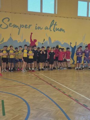 Powitanie wszystkich drużyn biorących udział w Igrzyskach Młodzieży w piłce koszykowej oraz om&oacute;wienie przebiegu zawod&oacute;w przez organizator&oacute;w.