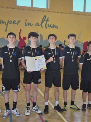 Reprezentacja naszej szkoły odbiera medale oraz dyplom za zajęcie III miejsca w zawodach.