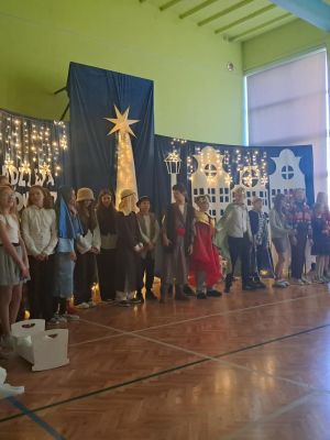 Obsada: uczniowie SP nr 2 w Strykowie.