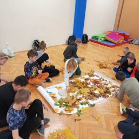 Jesienne mandale z liści w świetlicy szkolnej