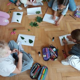 Jesienne robaczki z liści w świetlicy szkolnej