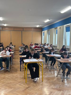 Uczniowie rozwiązują zadania konkursowe.