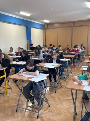 Uczniowie rozwiązują zadania konkursowe.