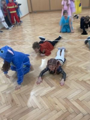 Zabawy karnawałowe uczniów.