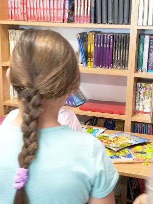 Uczniowie na kiermaszu książek 