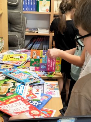 Uczniowie na kiermaszu książek 