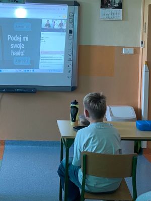 Uczniowie klasy 3a podczas webinaru &bdquo;Nadużywanie ekran&oacute;w&rdquo;