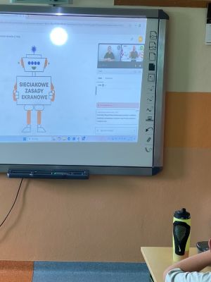 Uczniowie klasy 3a podczas webinaru &bdquo;Nadużywanie ekran&oacute;w&rdquo;