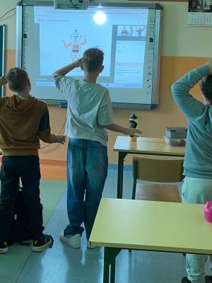 Uczniowie klasy 3a podczas webinaru &bdquo;Nadużywanie ekran&oacute;w&rdquo;