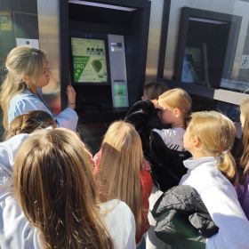 Klasa 3a odkrywa świat finansów – wizyta w Łódzkim Banku Spółdzielczym w Strykowie