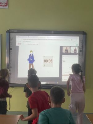 Uczniowie podczas przerwy w webinarze &ndash; ćwiczą z Sieciakami.