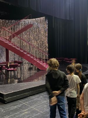 trzecioklasiści na scenie Teatru Wielkiego w Łodzi