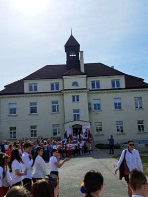 20 przygotowania do poloneza na terenie sp1