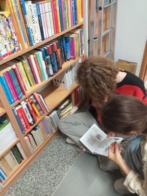Uczennice pochłonięte czytaniem książek.