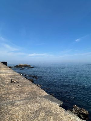Latarnia przy brzegu Oceanu Atlantyckiego.