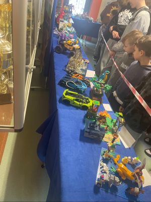 Uczniowie oglądają wystawę Lego.